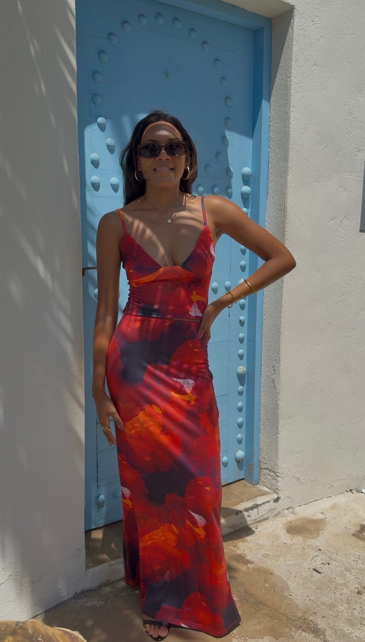 Ensemble NAYA pour femme composé d’une jupe longue et d’un haut assorti, imprimé rouge et noir floral, tenue élégante d’été – OSANI Shop